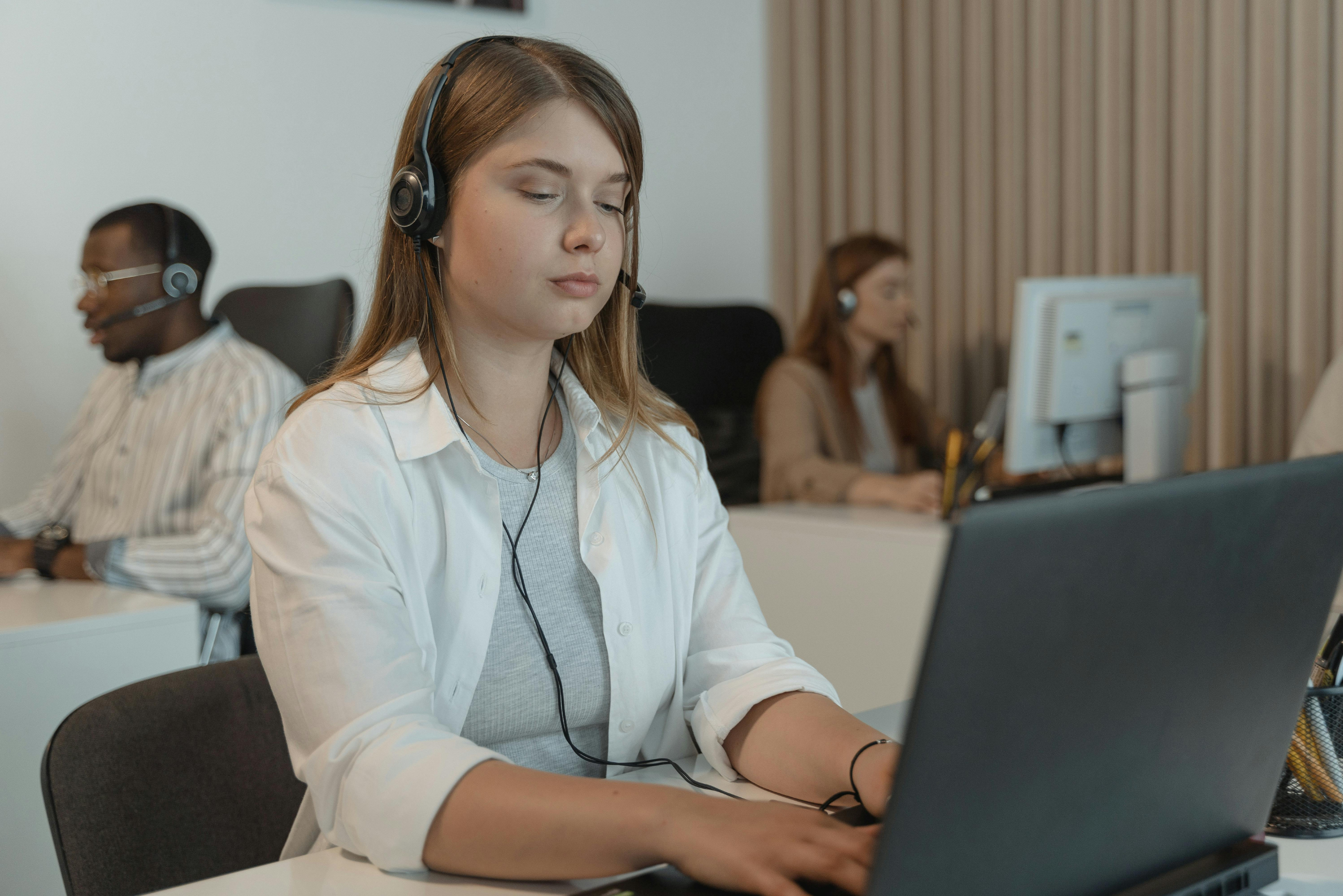 Equipe utilizando computadores e sistemas digitais em ambiente corporativo relacionado à proteção de dados e adequação à LGPD.
