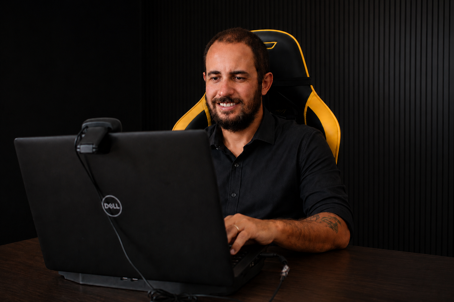 Paulo Diniz advogado especializado em Direito Digital e proteção de dados pessoais trabalhando em uma mesa de escritório.
