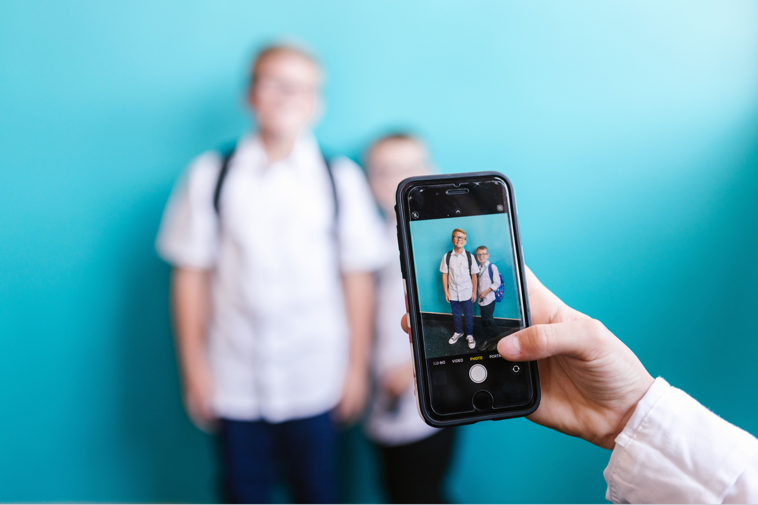 Alunos sendo fotografados em ambiente escolar para possível divulgação institucional.